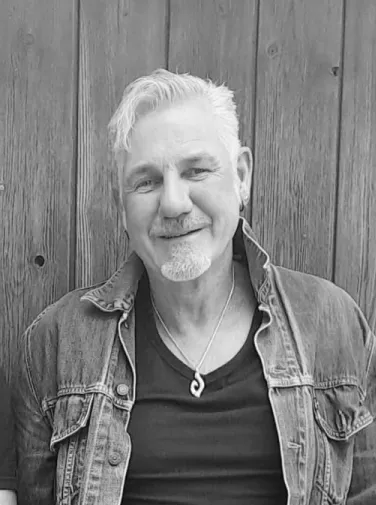 Achim Wettermann — Gesang, Harp, Bass